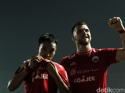 Simic dan Novri Setiawan merayakan kemenangan mereka.