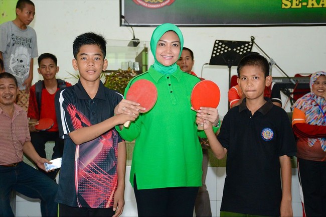 Bella Saphira lebih sering memakai jilbab bernuansa hijau sesuai dengan busana para anggota Persit (Persatuan Istri Tentara). Seperti di foto ini, Bella memakai jilbab hijau yang senada dengan kaus lengan panjangnya saat menghadiri pertandingan tenis meja antar Pesantren Kabupaten Maros. Foto: Instagram/Bella Saphira