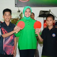 Bella Saphira lebih sering memakai jilbab bernuansa hijau sesuai dengan busana para anggota Persit (Persatuan Istri Tentara). Seperti di foto ini, Bella memakai jilbab hijau yang senada dengan kaus lengan panjangnya saat menghadiri pertandingan tenis meja antar Pesantren Kabupaten Maros. Foto: Instagram/Bella Saphira