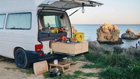 Pasangan Carsten dan Sina mewujudkan mimpi mereka untuk memiliki sebuah karavan yang sederhana tapi memenuhi semua kebutuhan mereka saat sedang mengunjungi berbagai tempat di dunia. Istimewa/Boredpanda.