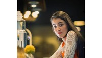 Annelies diceritakan sebagai seorang anak indo, ibu Indonesia, bapak Belanda. Foto: Instagram Mawar Eva