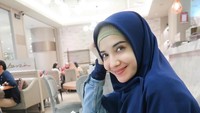 Subhanallah. Mengenakan kerudung warna biru, Zaskia Sungkar makin terlihat cantik. Ia pun sedang ingin menikmati sepiring dessert yang terlihat sangat menggoda. Foto: Instagram @zaskiasungkar15