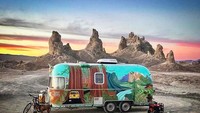 Mobil berjalan milik pasangan Chad dan Kate ini memiliki tampilan yang unik. Kate secara khusus melukis badan mobil mereka dengan berbagai pemandangan selama mereka mengililingi taman nasional yang ada di Amerika Serikat. Istimewa/Boredpanda.