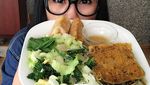 Hobi Minum Smoothies dan Makan Sehat, Ini Pose Titi DJ Saat Makan