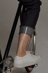 Nggak Cuma Stylish, Jeans Ini Bisa Bersihkan Handphone Tiap Kali Dikantongi