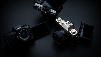 Fujifilm X-T100 tersedia dengan pilihan warna Hitam, Dark Silver, dan Champangne Gold.  Foto: Fujifilm