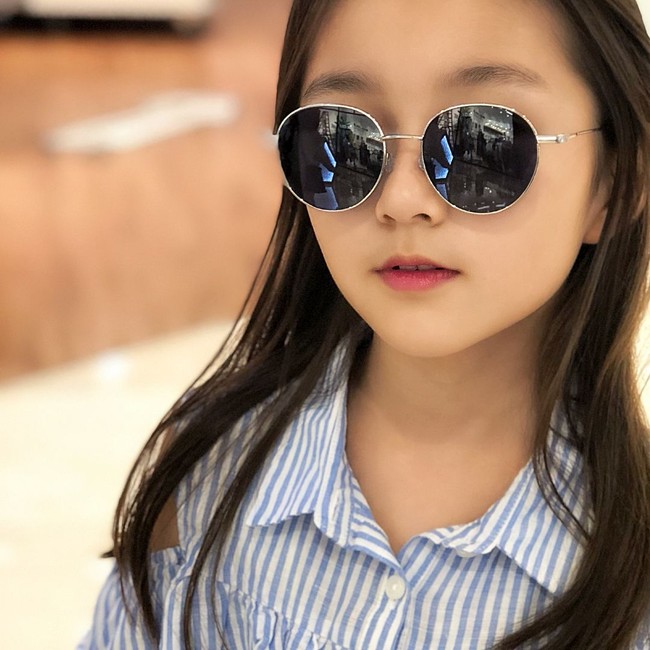 Tak hanya mahir berlenggak-lenggok di runway fashion show anak, Haeun pun pandai berpose di depan kamera. Foto: Instagram