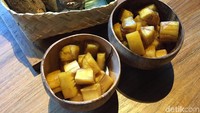 Bukan hanya umpatan, bajingan juga salah satu nama makanan. Netizen dengan akun @riissooll mengungkapkan kalau hidangan berbahan dasar singkong yang dimasak dengan gula merah lumer ini sangat aneh. Foto: dok. detikFood