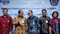 Direktur Utama PT Bank Tabungan Negara (Persero) Tbk. Maryono, Direktur Bank BTN Nixon Napitupulu (ketiga kanan), Kepala Divisi Bank BTN Suryanti (kedua kanan) dan Kepala Divisi Elisabeth Novie (kanan) bersama Direktur Lelang Direktorat Jenderal Kekayaan Negara (DJKN) Lukman Effendi (kiri) dan Dirjen DJKN Isa Rachmatarwata (kedua kiri) berbincang  usai menandatangani Nota Kesepahaman Bersama terkait pelaksanaan lelang hak tanggungan di Jakarta, Jumat (25/5).