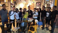 Kumpul di kafe, Juwita berpose dulu bersama teman-temannya. Foto: instagram @juwitasanjaya11