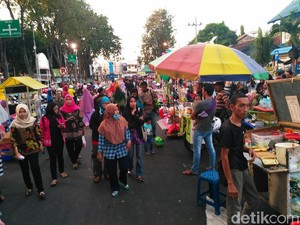 Pemburu Takjil Tumplek Blek di Pasar Ramadan Situbondo