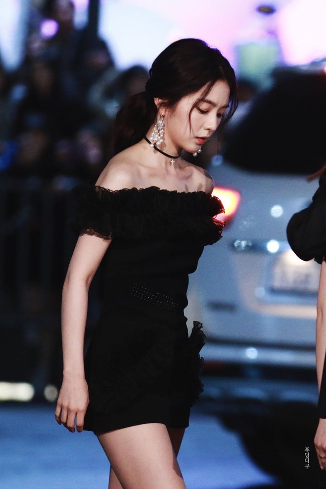 Penampilan Irene Red Velvet yang mengenakan mini dress hitam di SBS Gayo Daejun pada 2016 sempat dipuji fans. Tapi kemudian mereka menyadari kalau Irene tampak kesusahan dan tak nyaman dengan gaun yang dikenakannya. Gaun Irene terlihat sangat pendek dan ketat. Irene pun terlihat selalu menarik-narik gaunnya ke bawah. Lagi-lagi, sang stylist yang kena marah fans dan netizen. Foto: Dok. Koreaboo