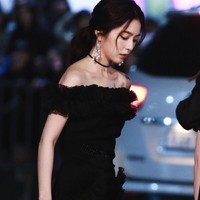 Penampilan Irene Red Velvet yang mengenakan mini dress hitam di SBS Gayo Daejun pada 2016 sempat dipuji fans. Tapi kemudian mereka menyadari kalau Irene tampak kesusahan dan tak nyaman dengan gaun yang dikenakannya. Gaun Irene terlihat sangat pendek dan ketat. Irene pun terlihat selalu menarik-narik gaunnya ke bawah. Lagi-lagi, sang stylist yang kena marah fans dan netizen. Foto: Dok. Koreaboo