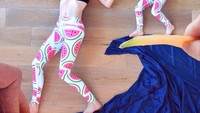 Kali ini Kate bersama anak keduanya, William. Memakai legging semangka, mereka seolah sedang berselancar di papan mangga. Foto: Instagram kweilz