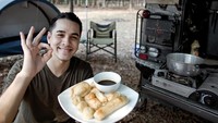 Ini pempek enak bgt! Dan empuk lagi gak pegel ngunyahnya.. sejauh ini juara!, tulis pria kelahiran Singkawang ini. Duh jadi ngiler! Foto: Instagram riostokhorst