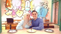 Pria 36 tahun ini juga menyempatkan waktu untuk berduaan dengan istrinya. Di sebuah restoran mereka berpose sebelum makan. Piringnya masih kosong ya? Foto: Instagram riostokhorst