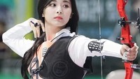Anggota girl band k-pop TWICE, si cantik dan imut Tzuyu tidak disangka-sangka menggemari olahraga memanah. (Foto: Instagram/tzuyu_tw) 