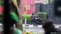 Polisi bersenjata lengkap memperketat pengamanan di depan Pangadilan Negeri Jakarta Selatan.