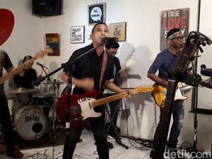Rahasia The Rain 17 Tahun Tetap Kompak