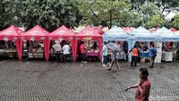 Meskipun hujan, bazar ramadan ini masih banyak didatangi warga yang ingin melihat-lihat dan membeli berbagai macam produk yang dipasarkan.