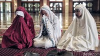 Sejumlah remaja mengikuti berbagai kegiatan di Masjid Raya Islamic Centre.