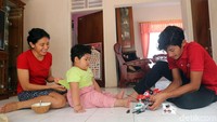 Saat berada diluar lintasan balap, Aiman terbilang sangat hangat dan intim menikmati waktu bersama keluarga kecilnya. Seperti ini keakraban mereka.