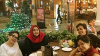 Chitchat manis di sore hari, tulis Widyawati dalam akun Instagramnya. Wah, bersama dengan teman-teman sepertinya Widyawati sedang bersantai di salah satu kafe.  Foto: Instagram @phandya