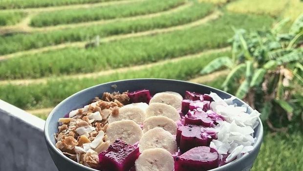 Healthy bowl dengan latar sawah (@girlwhocriedwolf/Instagram)