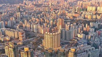 Hanya sekitar 25% daratan di Hong Kong telah dikembangkan. Itu karena banyak daerahnya berupa pegunungan dan perbukitan yang sulit dibangun gedung di atasnya. Foto: Instagram