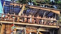 Berlokasi di El Nido, Filipina, traveler bisa menjumlai Outpost Beach Hostel. Dari balkonnya, traveler bisa melihat sunset dan segala keindahan El Nido (@outpost_beach_hostel_/Instagram)