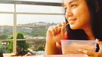 Hayo siapa yang suka ngemil lidi-lidian? Ya, Juwita juga suka ngemil jajanan pedas gurih ini. Tak tanggung-tanggung, ada dua kotak lidi-lidian yang ada di depannya. Foto: instagram @juwitasanjaya11