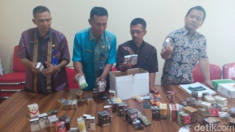 Pemkab Blora Sita Ratusan Bungkus Rokok Ilegal Pemkab Blora Sita Ratusan Bungkus Rokok Ilegal