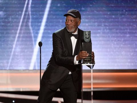 Morgan Freeman menerima penghargaan seumur hidup di Screen Actors Guild Awards 2018.