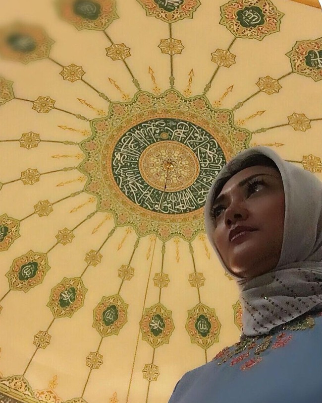 Bintang sinetron Dewi Fortuna ini tampil cantik dalam balutan hijab berwarna abu-abu dan gamis berwarna senada. Dia berpose selfie memamerkan keindahan langit-langit Masjid Baitul Anwar yang berada di Mamuju, Sulawesi Barat. Foto: Instagram/Bella Saphira