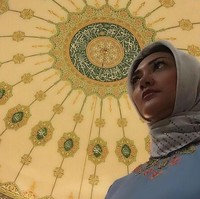 Bintang sinetron Dewi Fortuna ini tampil cantik dalam balutan hijab berwarna abu-abu dan gamis berwarna senada. Dia berpose selfie memamerkan keindahan langit-langit Masjid Baitul Anwar yang berada di Mamuju, Sulawesi Barat. Foto: Instagram/Bella Saphira