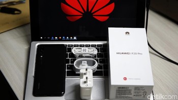 Untuk dapur pacu, P20 Pro dibekali prosesor octa-core Kirin 970, GPU Mali-G72 MP-12, RAM 6 GB, dan memori internal 128 GB. Sayang tak ada slot microSD. Sementara untuk baterainya 4.000 mAh dan sudah Android 8.0 Oreo. Foto: Amanda Rachmadita