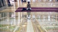 Sejumlah umat muslim membaca kitab suci Alquran di Masjid Raya Islamic Centre, Koja, Jakarta Utara, Kamis (24/5).