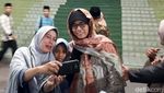 Gaya Sri Mulyani Berjilbab di Pesantren Ponorogo