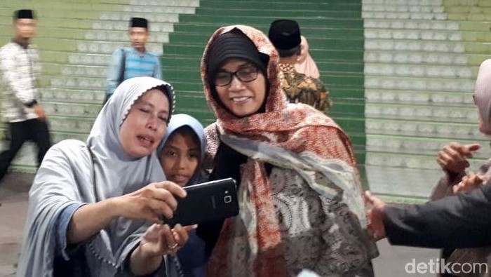 Mengenakan jilbab, Menteri Keuangan Sri Mulyani mengunjungi Pondok Modern Darussalam Gontor di Ponorogo, Jawa Timur. Yuk lihat foto-fotonya.