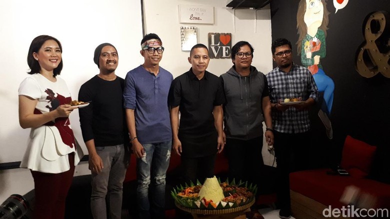 Rencana Berbahaya The Rain Langsung ke Penggemar Sambil Berbuka Rencana Berbahaya The Rain Langsung ke Penggemar Sambil Berbuka