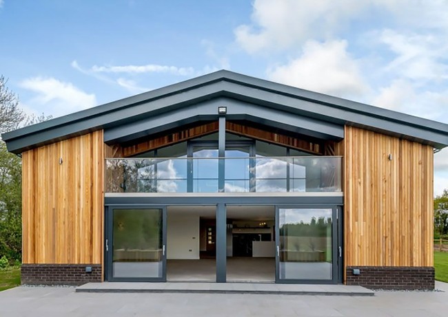 Bangunan agrikultural yang awalnya tak ada peminatnya ini, direnovasi sedemikian rupa menjadi rumah bergaya kontemporer dengan sentuhan industrial. Foto: Dok. Bored Panda, Rightmove.co.uk