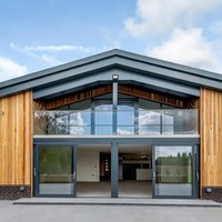 Bangunan agrikultural yang awalnya tak ada peminatnya ini, direnovasi sedemikian rupa menjadi rumah bergaya kontemporer dengan sentuhan industrial. Foto: Dok. Bored Panda, Rightmove.co.uk