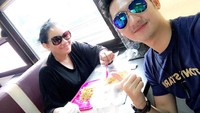 Ini momen saat Angga lagi sarapan bareng temannya. Sarapan aja pake kaca mata hitam. Foto: Instagram @anggawijaya88