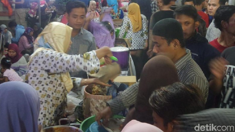Meriahnya Bukber Sego Boranan Gratis di Lamongan Meriahnya Bukber Sego Boranan Gratis di Lamongan