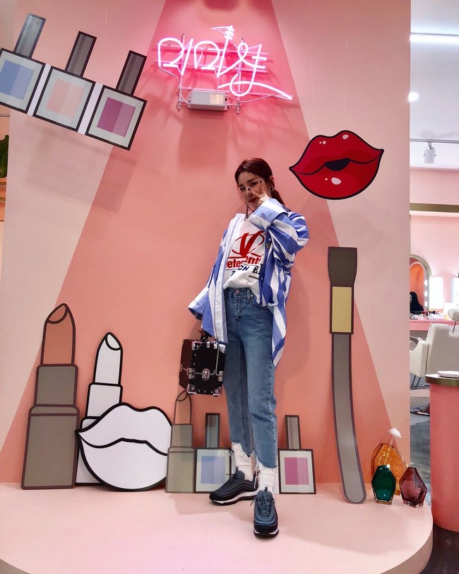 Gaya Dara memang berbeda dengan K-pop idol kebanyakan yang lebih suka tampil feminin. Lihat saja gaya berantakan tapi stylish ala Dara dengan sneakers-nya. Foto: Vogue Korea, Instagram/@daraxxii