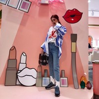 Gaya Dara memang berbeda dengan K-pop idol kebanyakan yang lebih suka tampil feminin. Lihat saja gaya berantakan tapi stylish ala Dara dengan sneakers-nya. Foto: Vogue Korea, Instagram/@daraxxii