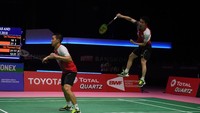 Pebulu tangkis ganda putra Indonesia Kevin Sanjaya Sukamuljo (kanan) melepaskan smes di belakang rekannya Marcus Fernaldi Gideon saat laga melawan pebulu tangkis ganda putra China Liu Cheng dan Zhang Nan. ANTARA FOTO/Puspa Perwitasari.