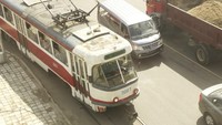Kebanyakan warga Korea Utara, memilih untuk menggunakan transportasi umum seperti bus, menumpang di bak truk, atau trem. Foto: Someday Bike