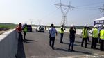 Berkacamata Hitam, Menteri PUPR Cek Tol untuk Jalur Mudik