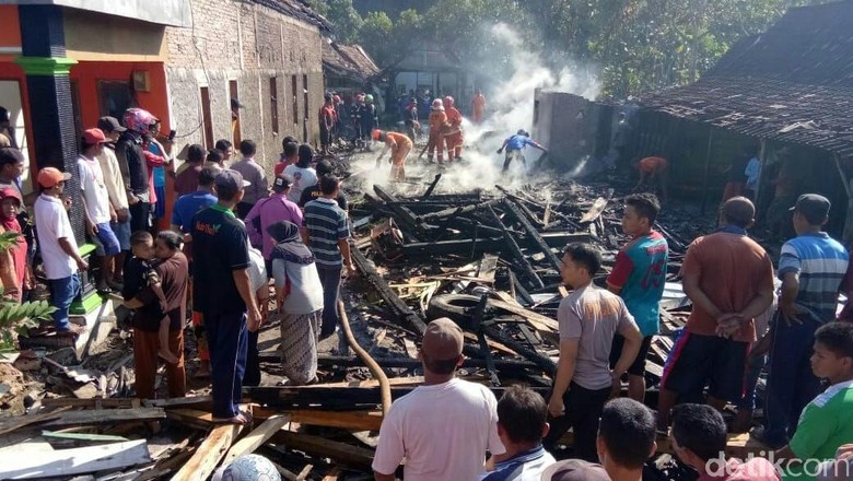Diduga karena Lupa Matikan Kompor, 5 Rumah di Blora Terbakar Diduga karena Lupa Matikan Kompor, 5 Rumah di Blora Terbakar